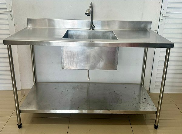 Bancada / Pia com cuba central e prateleira inferior lisa - 1.40m x 90cm x 60cm [Usada]
