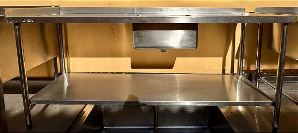 Bancada / Pia de Inox com Cuba Central e Prateleira Inferior Lisa 2m x 62cm x 90cm - Fritomaq [Usado]