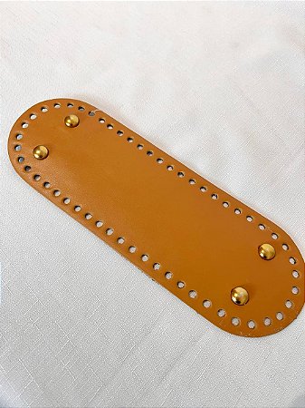 Base Couro Oval 10x30cm - Caramelo Escuro com Bailarina Dourada