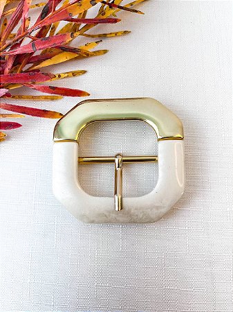 Fivela Resina Quadrada - Ouro Ap. Pérola Branca