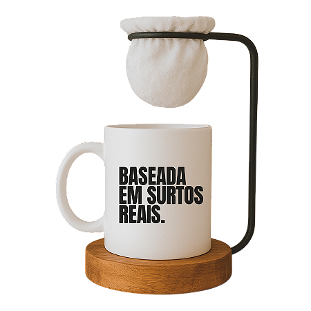 Caneca Divertida 'Baseada em surtos reais' com Mini Coador de Café, Base em Madeira