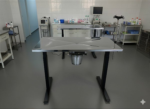 Mesa Veterinária Atendimento/Cirúrgica Elétrica com Regulagem de Altura com Suporte de Soro e Balde - Sanitas Móveis