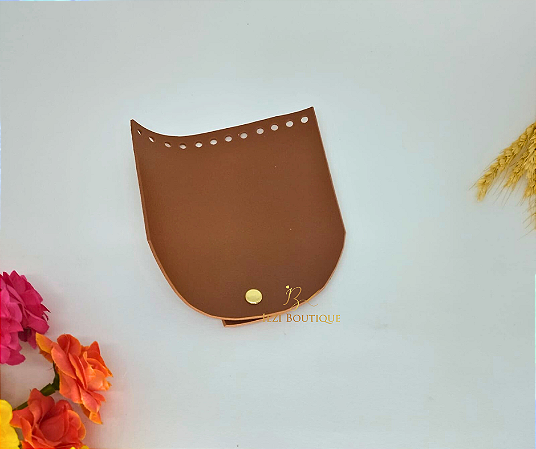 Aba caramelo c/ botão dourado