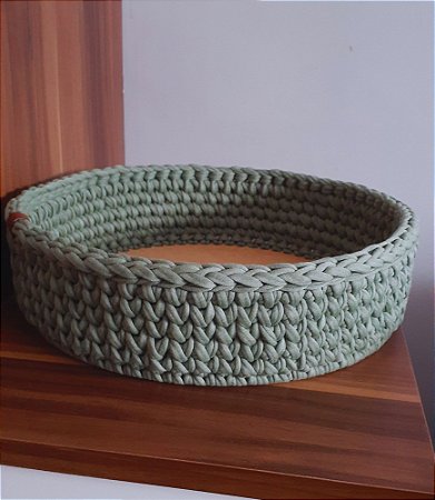 Cesto redondo em fio de malha, verde cana com fundo em MDF