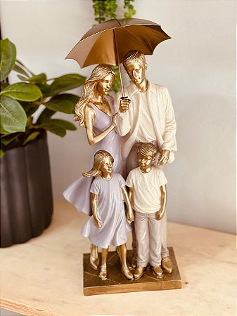 Escultura Casal na chuva com seus Filhos em Resina