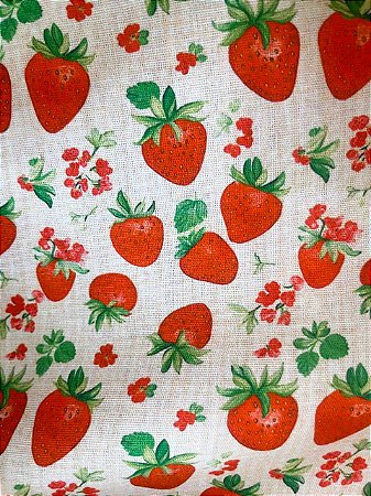 Tecido Tricoline Estampa de Morangos sobre Rosa Claro 100% Algodão