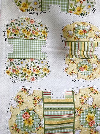 Tecido Tricoline Digital 100% Algodão com 5 Necessaires de Flores e Regadores a cada 50 cm 100% Algodão