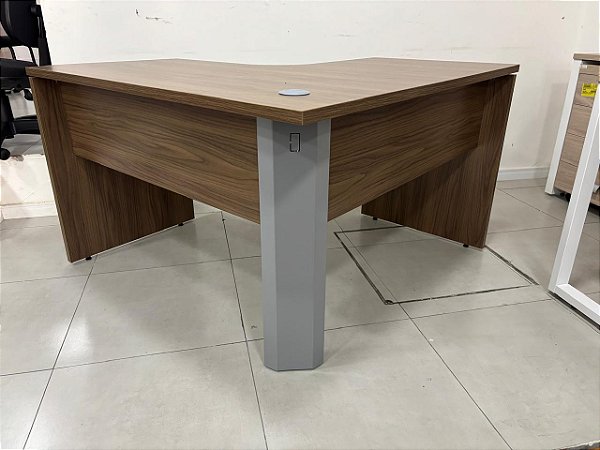 Mesa Delta Escritório Pé Painel 1,20 x 1,20 m 25 mm Cor Nogal