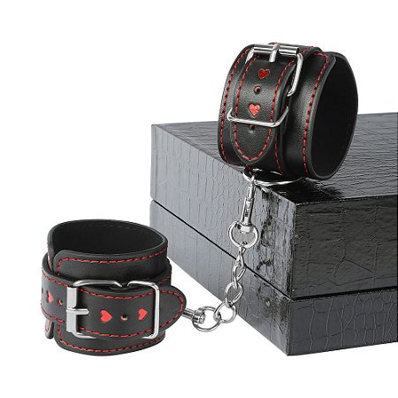 Algemas de Couro com Costura Vermelha e Corrente Metálica