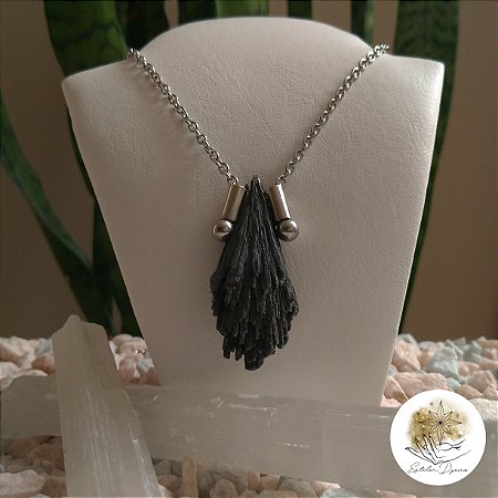 Colar Pedra Bruta Cianita Negra estilo e energia
