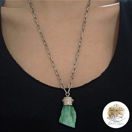Colar longo com pingente de Pedra Fuchsita Verde Bruta