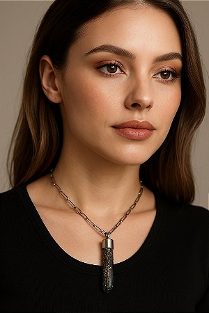 colar pingente pedra natural cianita azul - arcanjo Miguel com detalhes em pirita