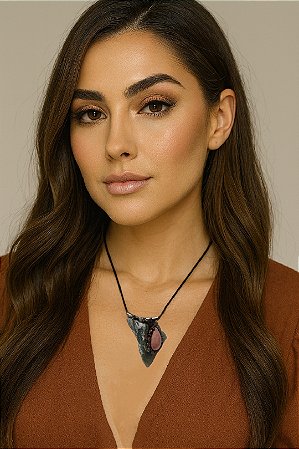 colar cordão com pingente de pedra quartzo verde, gota ágata rosa clarinho e detalhes em pirita