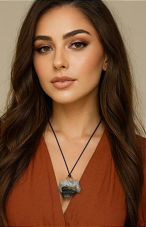 colar/ cordão com pingente de quartzo azul, turmalina negra bruta e detalhes em pirita