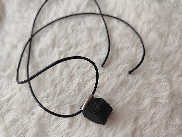 colar cordão com pingente de turmalina negra bruta