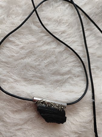 colar cordão com pingente de turmalina negra bruta e detalhes em pirita