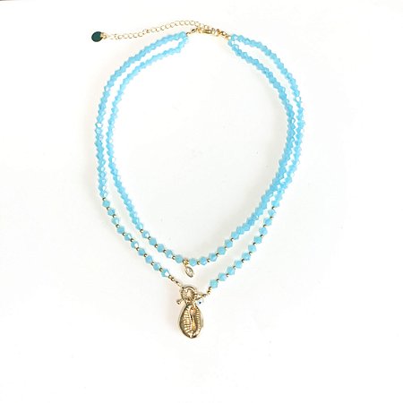 Choker duplo em cristal azul claro, pingente búzios e ponto de luz.