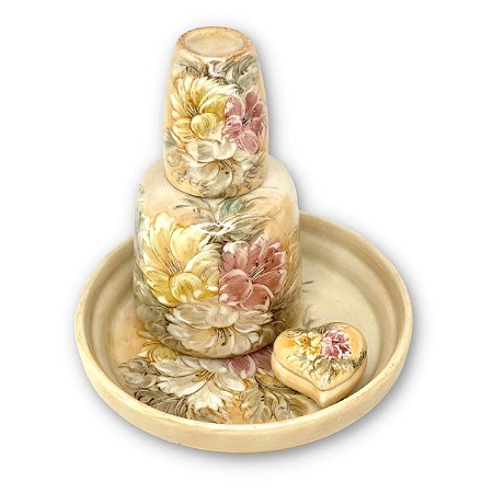 Kit Moringa Jarra de Água com Copo de Porcelana 500 ml Prato de Apoio e Porta Remédio Pintado à Mão AZALEIAS/CARAMELO