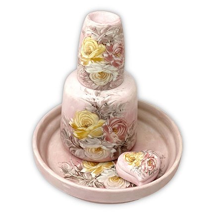 Kit Moringa Jarra de Água com Copo de Porcelana 500 ml Prato de Apoio e Porta Remédio Pintado à Mão ROSAS BR AM RO/ROSA