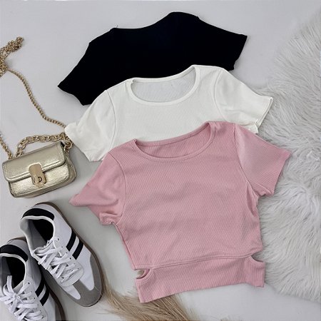 Baby look com detalhe na lateral