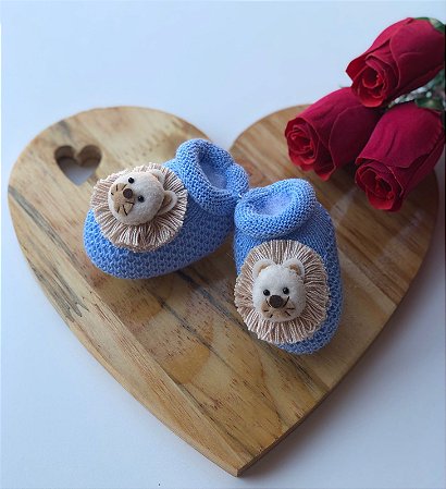 Sapatinho Bebê Azul em Tricot Aplique Leão - Dinhos Baby - Saídas de  Maternidade e Conjuntos para Bebês