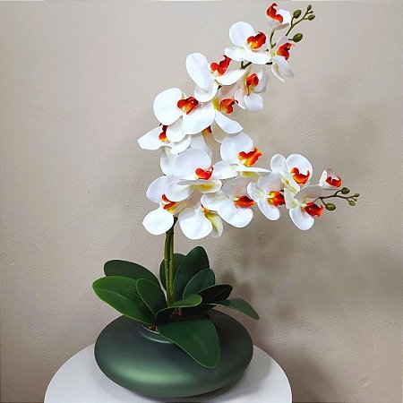 Arranjo de Orquídeas Brancas de Silicone no vaso de vidro fosco. - Ivy  Flores e Presentes