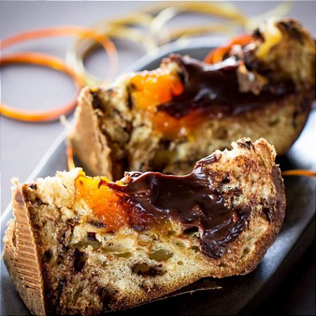 Panetone Recheado com Geleia de Damasco & Chocolate Meio Amargo