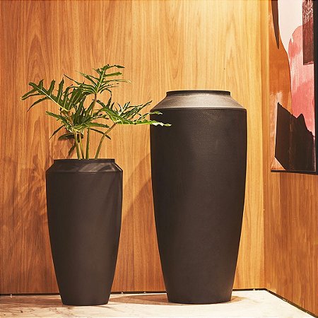 Composição com  2 vasos thai, 110 e 75, preto absoluto com plantas