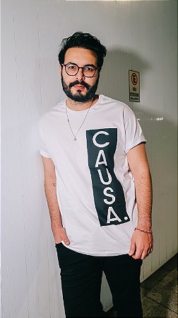Camiseta Branca Silkada Oversized CAUSA Vertical com Retângulo