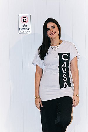 Camiseta Branca Silkada Oversized CAUSA Vertical com Retângulo