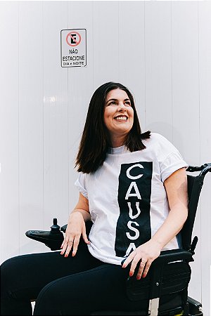Camiseta Branca Silkada Oversized CAUSA Vertical com Retângulo