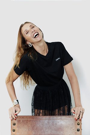 Camiseta Bordada Preta Oversized CAUSA Horizontal