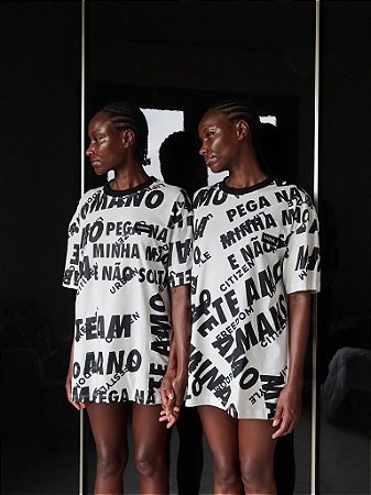 Camiseta Oversized Branca Com Estampa De Frases Silkadas Em Preto Coleçõo CAUSAMOR COLAB FELIPE MOROZINI