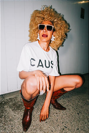 Camiseta branca CAUSA em preto horizontal