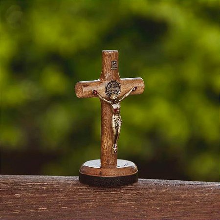 Crucifixo de Mesa Com Medalha de São Bento 7cm Madeira