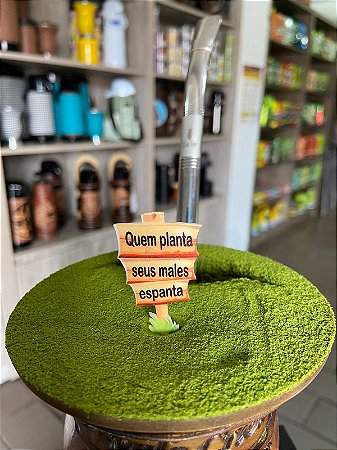 ENFEITE CHIMARRÃO PLAQUINHA QUEM PLANTA SEUS MALES ESPANTA