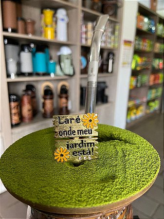 ENFEITE CHIMARRÃO PLAQUINHA METAL LAR É ONDE MEU JARDIM ESTÁ