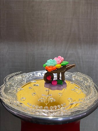 ENFEITE CHIMARRÃO BISCUIT CARRINHO DE FLOR