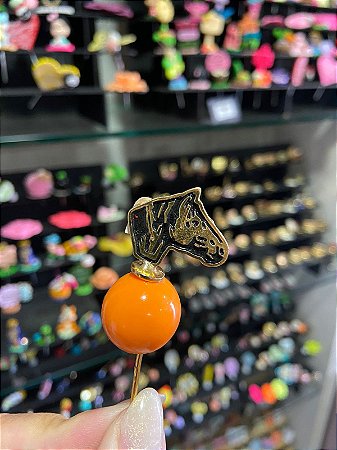 ENFEITE DE CHIMARRÃO PÉROLA LARANJA CAVALO CRIOULO