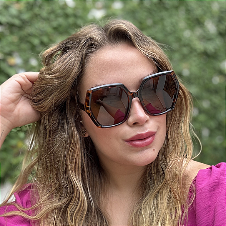 Óculos de sol feminino geométrico Raquel tartaruga