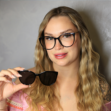 Kit Perfeito – Clipon Livia preto + Cordão + Limpa lentes – por R$199,00
