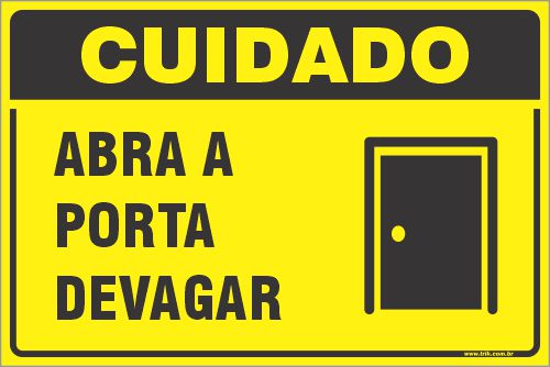 Placa de cuidado abra a  porta devagar