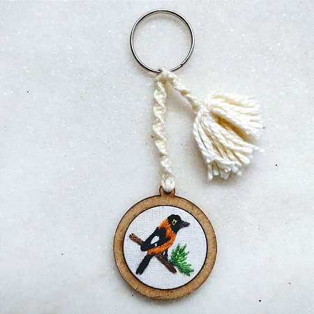 Corrupião - chaveiro Pássaros Caparaó bordado e macramê