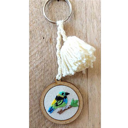 Saíra-sete-cores - chaveiro Pássaros Caparaó bordado e macramê