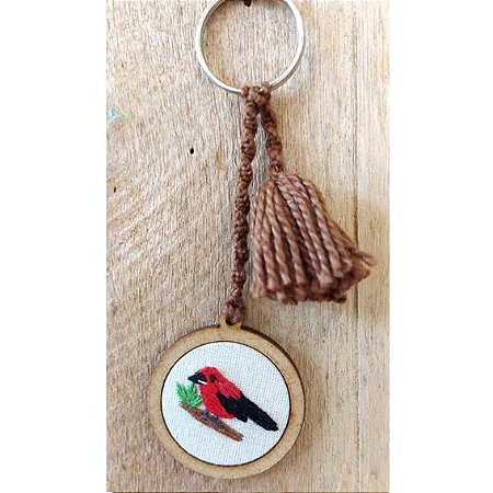 Tiê-sangue 1 - chaveiro Pássaros Caparaó bordado e macramê