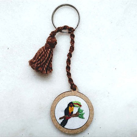 Tucano-de-bico-verde - chaveiro Pássaros Caparaó bordado e macramê