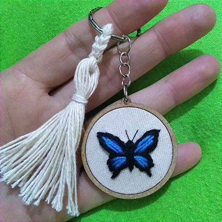 Borboleta-azul - chaveiro Pássaros Caparaó bordado e macramê