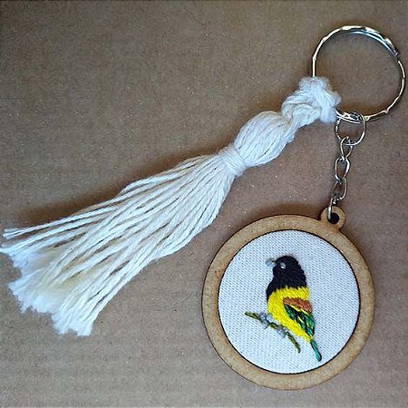 Corocoxó - chaveiro Pássaros Caparaó bordado e macramê