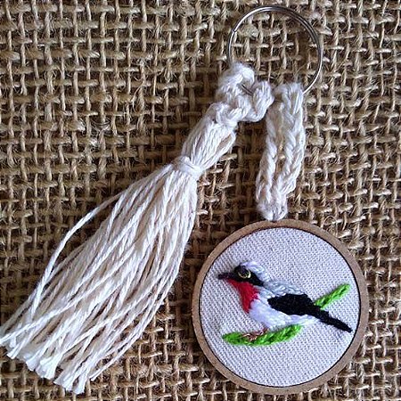 Saíra-apunhalada 1 - chaveiro Pássaros Caparaó bordado e macramê