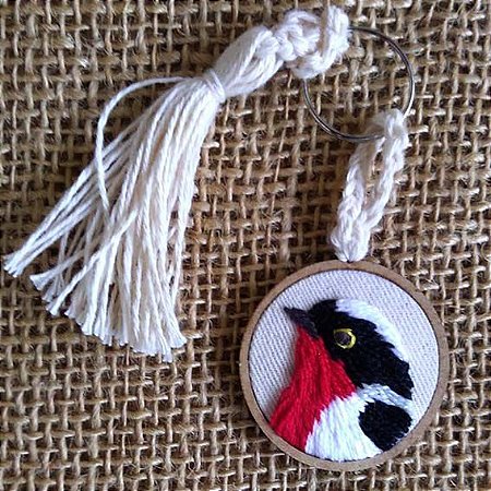 Saíra-apunhalada 2 - chaveiro Pássaros Caparaó bordado e macramê